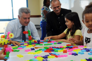 Foto do governador Rodrigo Rollemberg fazendo atividade pedagógica com crianças.