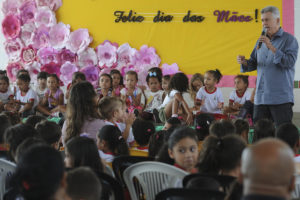 Foto do governador visitando escolas reformas em Brazlândian